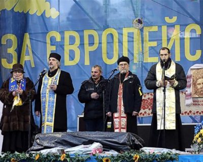 Сектанты и униаты, подносившие камни боевикам на Майдане, возмутились призывом Франциска к миру