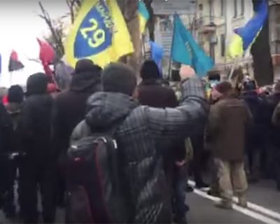 Люди в Киеве вымещают свою злость за низкий уровень жизни на тех, кого безопасно бить