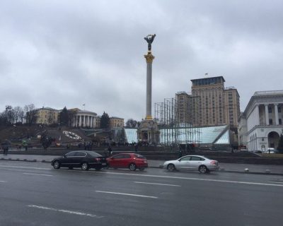 На Майдане дождь и соленые помидоры - ФОТОРЕПОРТАЖ