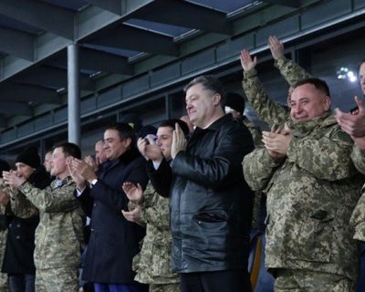 Футбольные фанаты освистали Порошенко на матче в Киеве, так же как и Януковича ВИДЕО