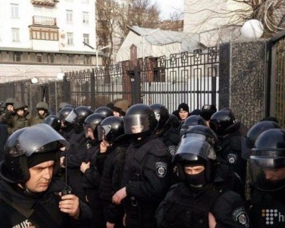 В Киеве забросали российское посольство яйцами и облили зеленкой