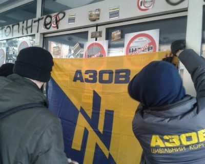 В Одессе нацисты "Азова" угрожают торговцам на рынке