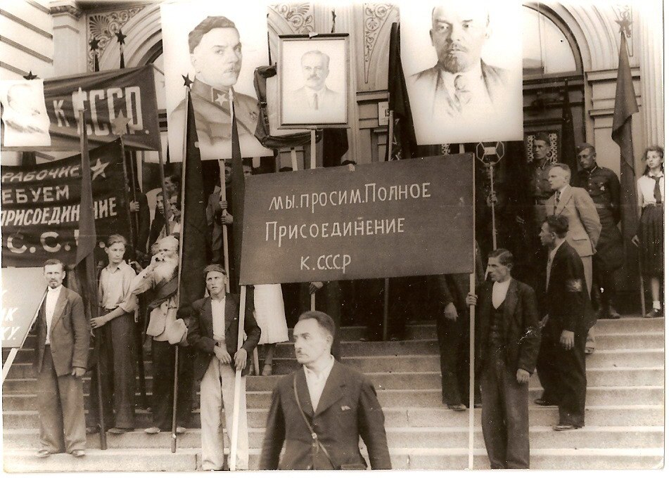 Граждане Латвии требуют присоединения к СССР. Фото 1940 года.