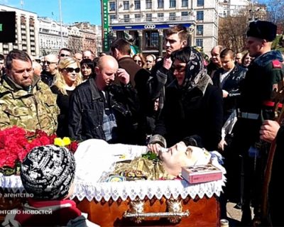 Похороны киевского карателя закончились сожжением портретов Порошенко на Майдане