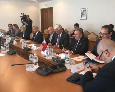 Хозяева киевских путчистов приказывают холуям внести изменения в мёртвую Конституцию