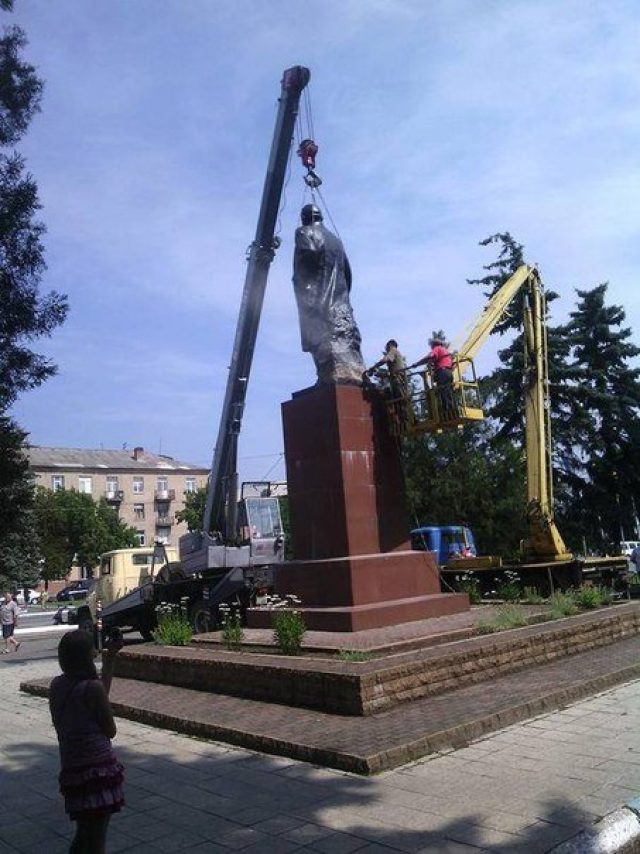 Повсеместное разрушение памятников — то самое проявление  инстинкта радикалов «ломать — не строить»