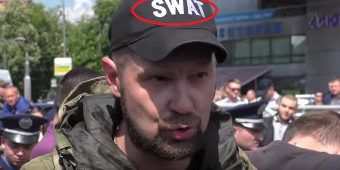 Кадр из видео прихода людей с майками СС