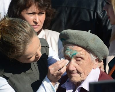В Славянске фашисты облили зеленкой 91-летнюю героиню Великой Отечественной войны