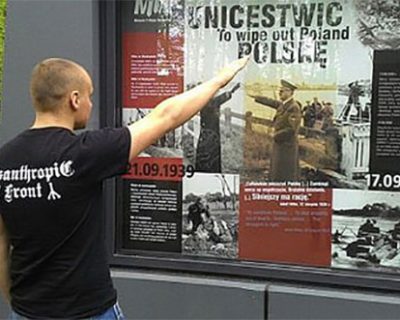 В Польше осудили двух укрофашистов, зиговавших в концлагере