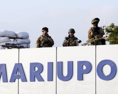 Стукачи позорились в Мариуполе, приставая к людям с фашистским лозунгом