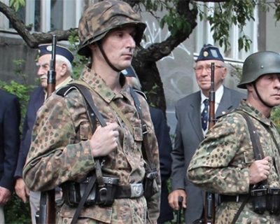 Украинский нацист, угрожая пистолетом, требовал от прохожих говорить по-украински
