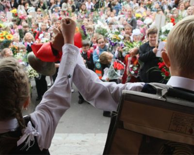 Путчисты отменяют школьные линейки как «советский пережиток» и уничтожают образование