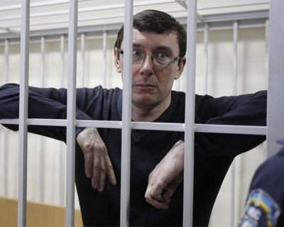 Пресс-секретарь генпрокурора путчистов просит СМИ забыть его фото за решёткой