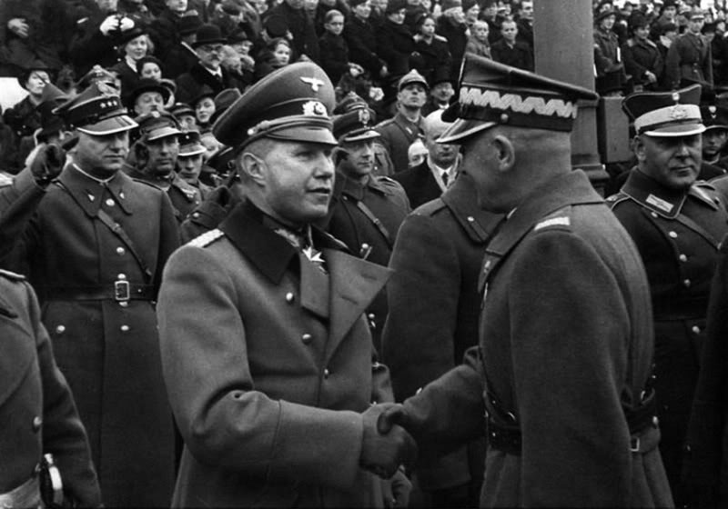 рукопожатие польского маршала Эдварда Рыдз-Смиглы и немецкого атташе генерал-майора Богислава фон Штудница