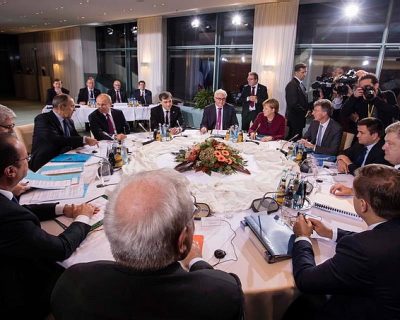 На переговорах в Берлине Порошенко был бледным и опухшим, Путин и Лавров улыбались