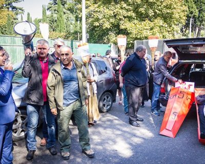 В Грузии Михаила Саакашвили положили в гроб и показали посольству США