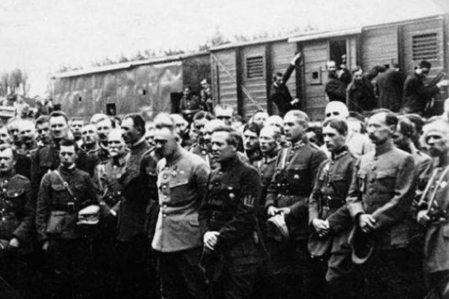 Ю.Пилсудский и С.Петлюра на вокзале в Станиславе, 1920 г.