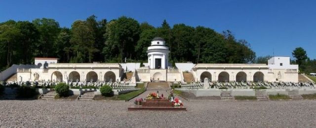 Мемориал орлят на Лычаковском кладбище во Львове