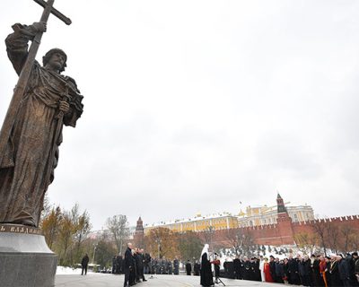 В Москве патриарх Кирилл и Путин открыли памятник князю Владимиру