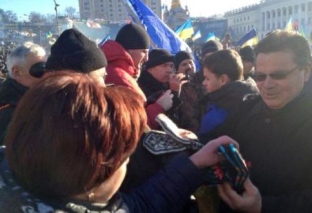 Министр иностранных дел Литвы Л. Линкявичюс раздаёт киевским туземцам варежки