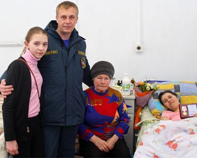 В ДНР наградили героиню, спасшую журналистов и сотрудников МЧС во время обстрела