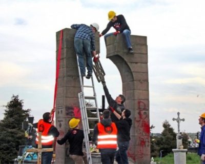 Поляки сносят памятники бандам ОУН: украинские фашисты недовольны
