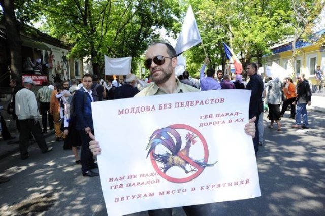 Молдавских грантоедов ЛГБТ окропили святой водой и эвакуировали Молдавских грантоедов ЛГБТ окропили святой водой и эвакуировали