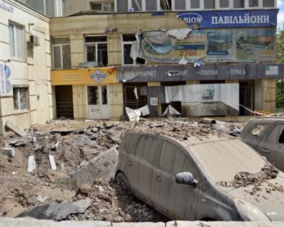 В Киеве рванула труба с горячей водой, фонтан лупил до 7-го этажа