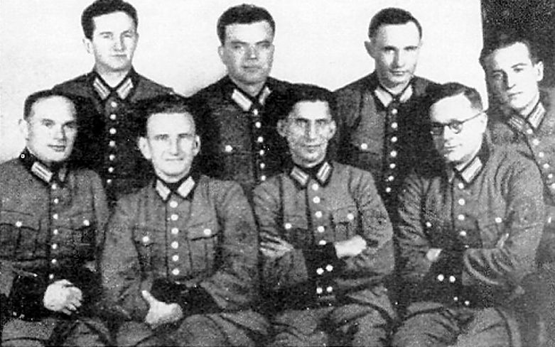 На фото гауптштурмфюрер SS Роман Шухевич в нижнем ряду второй слева.