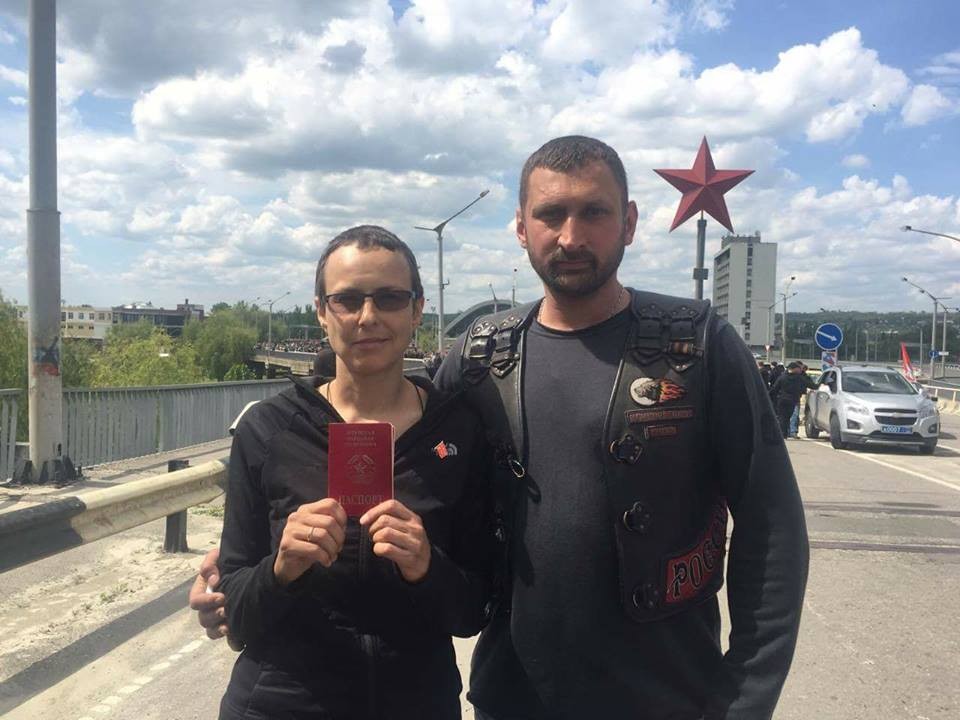 Юлия Чичерина и Алексей Верещагин на открытии мотосезона в Луганске, май 2017 г.