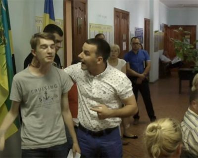 Депутат от БПП избил школьника-активиста