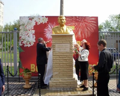 30 лет очернения Сталина разбились о народную любовь
