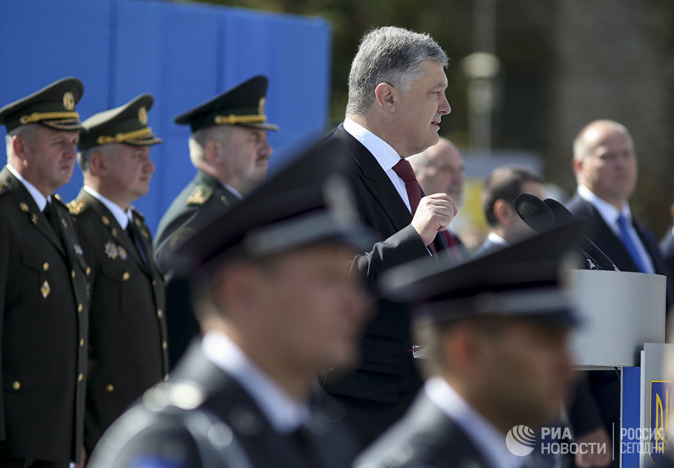 Президент Украины Петр Порошенко выступает на параде в честь Дня независимости в Киеве. 24 августа 2017г.