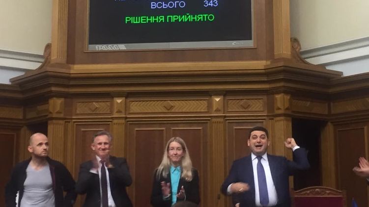 Гройсман и Супрун приветствуют голосование депутатов майдаунов за трупную медреформу