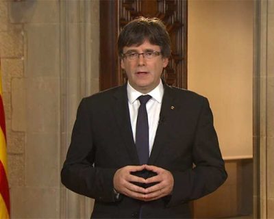 Глава Каталонии во время своего выступления убрал лишние флаги