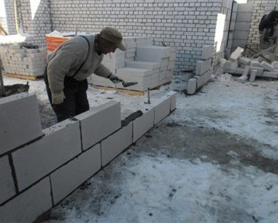 Кладка газобетона в зимнее время, можно ли?