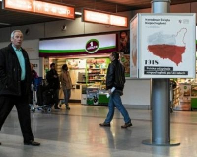 В аэропорту Варшавы развесили карты Польши с Лембергом и Вильно