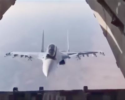 Су-30 совершил фантастический манёвр, «заглянув внутрь» транспортного Ил-76