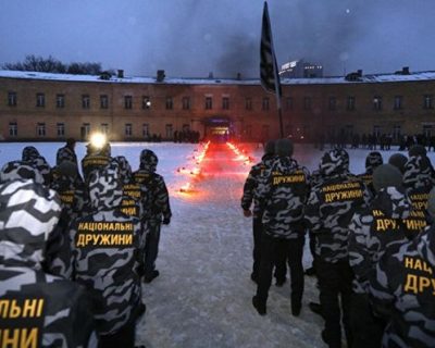 Национальные жёны провели факельное шествие в стиле III-го рейха