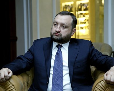 Главный банкир при Януковиче обвинил правительство в непроходимой тупости