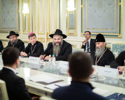 УПЦ и Президент - за мир, остальные - против