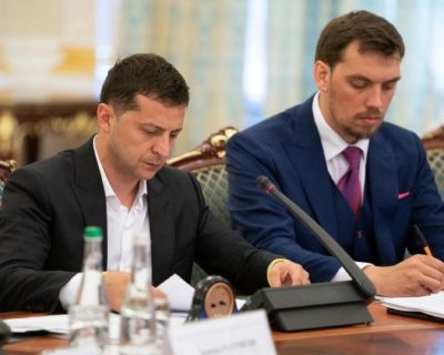 Зеленский не стал отправлять Гончарука в отставку