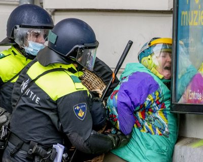 Свобода Запада закончилась "ежовыми рукавицами" диктатуры