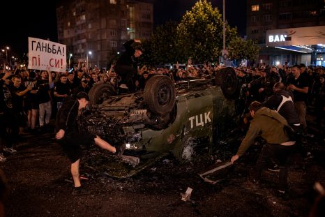 Во Львове толпа взбунтовалась против «людоловов» из ТЦК: перевернула и разгромила автомобиль военкомов