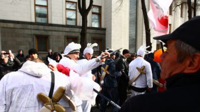 Photo of Пикетчики в костюмах зайцев проводят акцию протеста возле мэрии