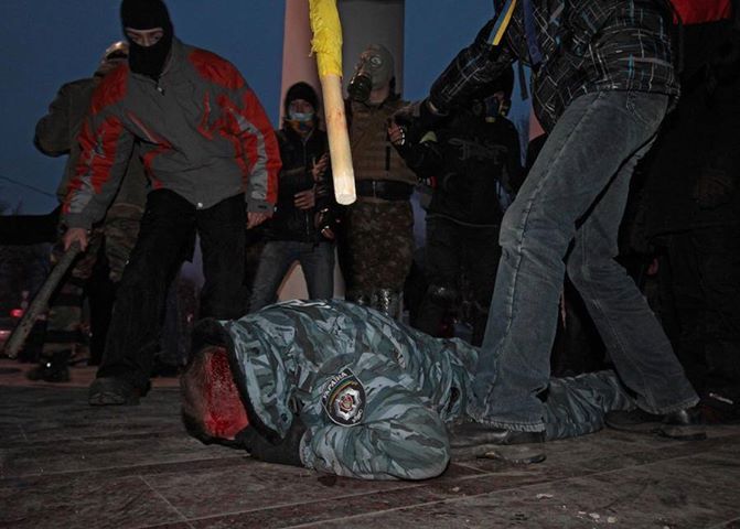Толпа укронацистов забивают милиционера