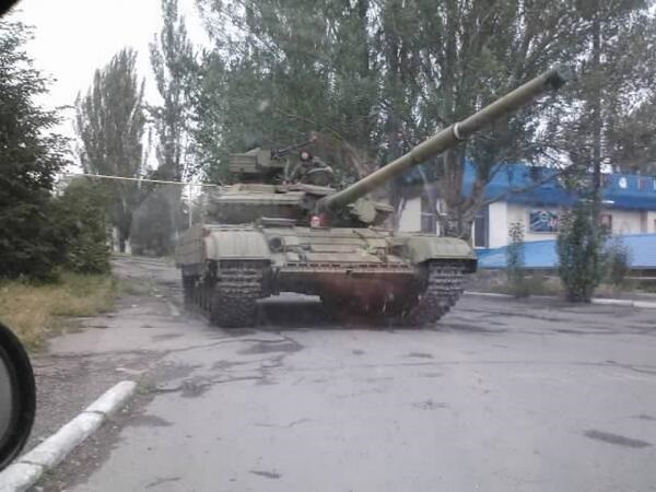 Российские танки вторглись в Украину (видео)