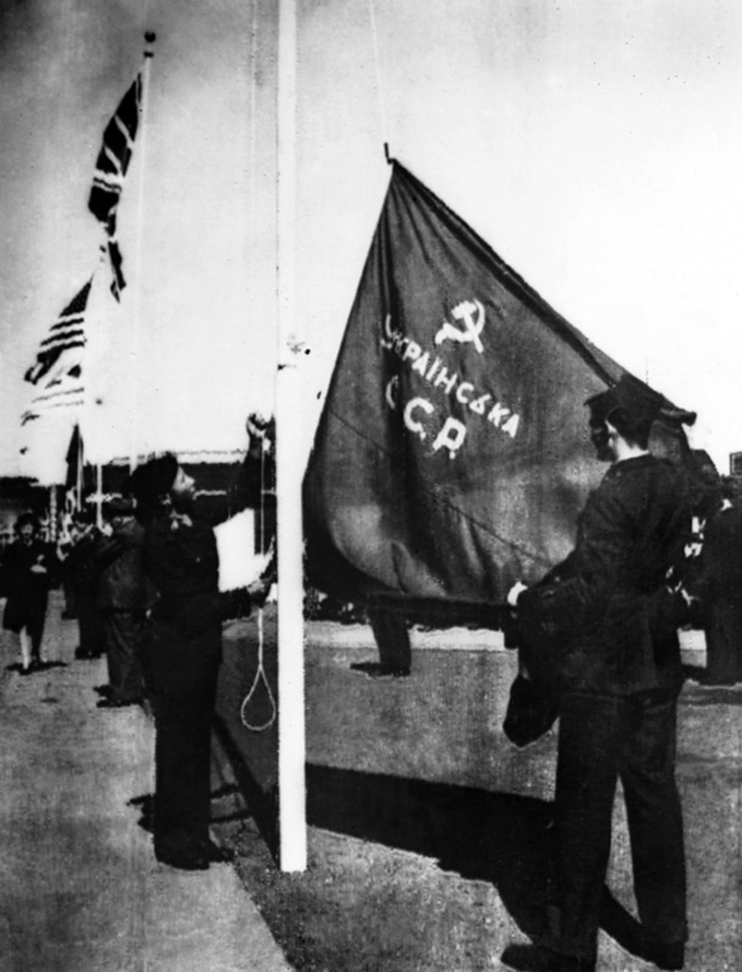Американские кадеты поднимают флаг Украинской ССР над резиденцией Организации Объединенных Наций. Сан-Франциско (США), 1945