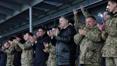 Photo of Футбольные фанаты освистали Порошенко на матче в Киеве, так же как и Януковича ВИДЕО
