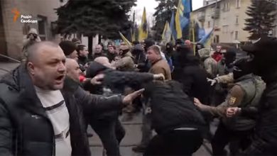 Photo of Мэр Белозерского отметелил митингующих против него карателей из фашистского «Азова»